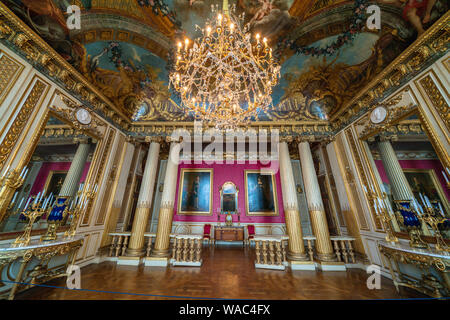 Antiche colonne e lampadari di cristallo in stile barocco sala decorata con affreschi sul soffitto, Royal Palace, Stoccolma, Svezia Foto Stock