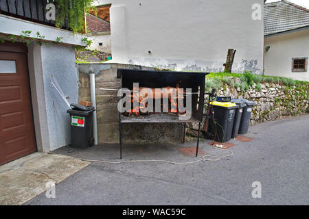 Arrosto di maiale allo spiedo Foto Stock