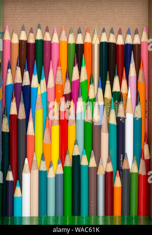 Una scatola di usato matite di colore in corrispondenza di varie lunghezze Foto Stock