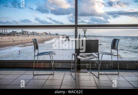 Cafe a lato della riva del mare in Den Haag, Olanda. Foto Stock