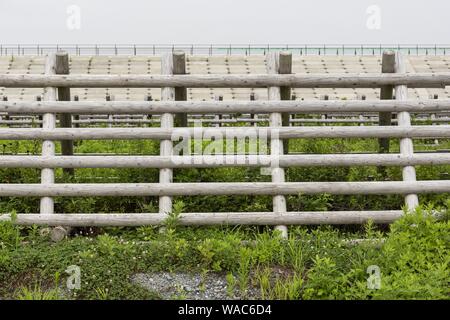 Rikuzentakata, Giappone. 19 Ago, 2019. Un enorme mare muro costruito lungo la costa per proteggere il Takata-Matsubara Memorial Park per il disastro dello tsunami, sotto-costruzione, dove il miracolo pino è conservato come un superstite del 2011 Tsunami. Il memorial park è costruito dal governo del Giappone e il governo della prefettura di Iwate per ricordare le vittime del terremoto del 2011, e come un simbolo di forte volontà per la ricostruzione. Il parco sarà aperto il suo nuovo Grande Oriente Giappone museo dello Tsunami del 22 settembre 2019, e la sua completa di servizi all'inizio del 2021. ''Tohoku Media Tour: Iwate Foto Stock