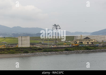 Rikuzentakata, Giappone. 19 Ago, 2019. Il miracolo di alberi di pino, superstite del 2011 Tsunami è visto a Takata-Matsubara Memorial Park per il disastro dello tsunami che è in costruzione. Il memorial park è costruito dal governo del Giappone e il governo della prefettura di Iwate per ricordare le vittime del terremoto del 2011, e come un simbolo di forte volontà per la ricostruzione. Il parco sarà aperto il suo nuovo Grande Oriente Giappone museo dello Tsunami del 22 settembre 2019, e la sua completa di servizi all'inizio del 2021. ''Tohoku Media Tour: Corso di Iwate'' è organizzata dal Governo Metropolitano di Tokyo Foto Stock