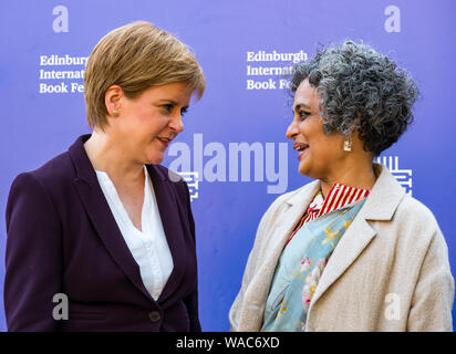 Edimburgo, Scozia, Regno Unito, 19th agosto 2019. Edinburgh International Book Festival. Nella foto: Nicola Sturgeon, primo Ministro, ospita una discussione con l'autore indiano Arundhati Roy al festival del libro. Arindhati Roy è un autore indiano e attivista politico coinvolto nei diritti umani e cause ambientali Foto Stock