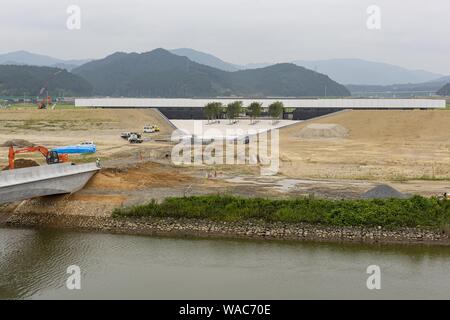 Rikuzentakata, Giappone. 19 Ago, 2019. L vista generale del Grande Oriente Giappone museo dello Tsunami in costruzione a Takata-Matsubara Memorial Park per il disastro dello tsunami. Il memorial park è costruito dal governo del Giappone e il governo della prefettura di Iwate per ricordare le vittime del terremoto del 2011, e come un simbolo di forte volontà per la ricostruzione. Il parco sarà aperto il suo nuovo Grande Oriente Giappone museo dello Tsunami del 22 settembre 2019, e la sua completa di servizi all'inizio del 2021. ''Tohoku Media Tour: Corso di Iwate'' è organizzata dal Governo Metropolitano di Tokyo in collaborat Foto Stock