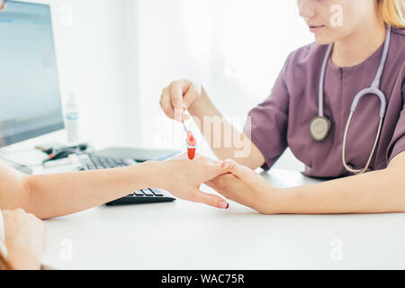 L'esame neurologico. Il neurologo test riflessi a mano su un paziente femmina con un martello. Diagnostica, sanitario, servizio medico. Foto Stock