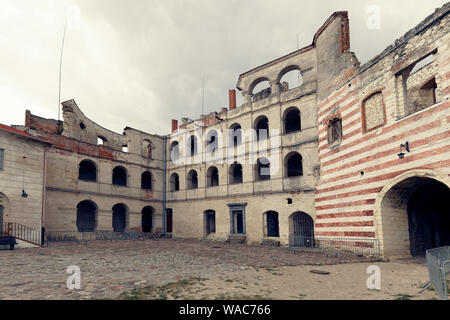 JANOWIEC - POLONIA Luglio 11 2019: Rovine del XVI secolo Kazimierz Dolny Castello fortificazione difensiva della Polonia Foto Stock