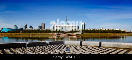 L Ak Orda Palazzo presidenziale,Kazakistan, Astana, vista dall'Argine Foto Stock