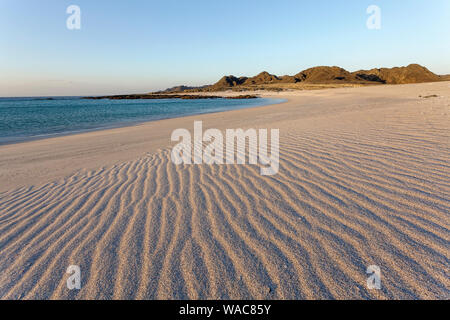 Tramonto sulla bellissima spiaggia su Masirah Island, Oman, Medio Oriente Foto Stock