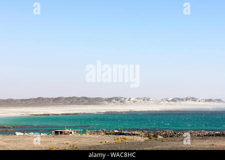 Barca dei pescatori e la casa sulla spiaggia su Masirah Island, Oman, Medio Oriente Foto Stock