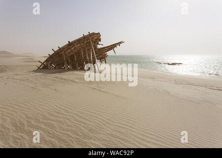 "La Barca persa', relitto di dhow su una spiaggia di sabbia bianca sulla costa est isola Masirah, Oman Foto Stock