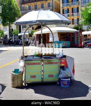 Arrosti e bolliti,mais sulla pannocchia di mais, venditore ambulante,Corfu Old Town,Kerkyra,Corfù, Grecia, ISOLE IONIE Foto Stock