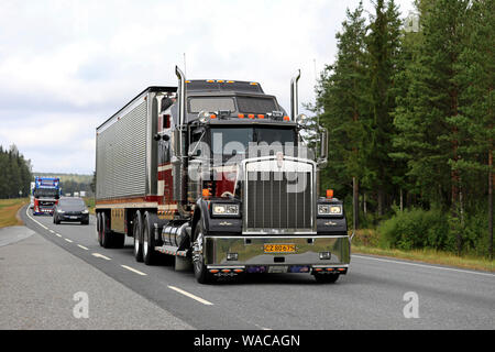 Urjala, Finlandia. Il 8 agosto 2019. Kenworth W900 B 1987 Sundance Kid Saloon semi tira Alano rimorchio lungo la strada in convoglio di camion di potenza Show 2019. Foto Stock