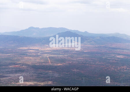 Colline della valle del Rift da Ngong Hills Riserva Naturale nella luce solare pezzata, Kenya Foto Stock