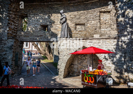 Statua del frate incappucciato su le mura della città del re danese tra il giardino inferiore e superiore di città a Tallinn in Estonia il 21 Luglio 2019 Foto Stock