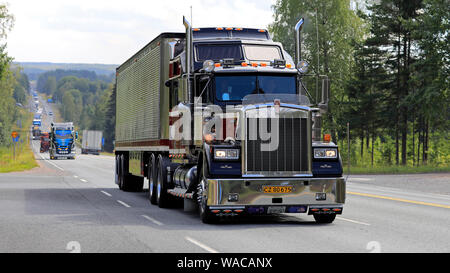 Ikaalinen, Finlandia. Il 8 agosto 2019. Kenworth W900 B 1987 Sundance Kid Saloon semi tira Alano rimorchio in camion dei convogli di camion di potenza Show 2019. Foto Stock