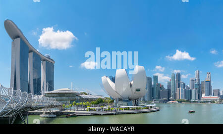 Il ponte di elica, Marina Bay Sands e ArtScience Museum con lo skyline del Central Business District (CBD) dietro, Marina Bay, Singapore Foto Stock