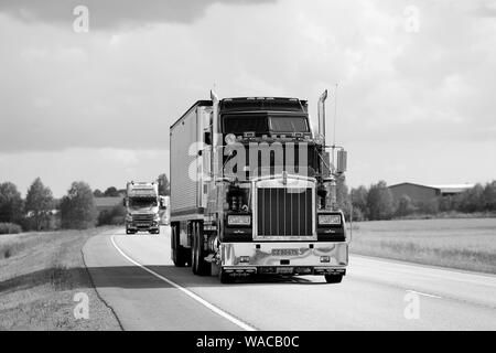 Luopajarvi, Finlandia. Il 8 agosto 2019. Sundance Kid Saloon Kenworth W900 B anno 1987 semi rimorchio in convoglio di camion di potenza mostra 2019., in bianco e nero. Foto Stock