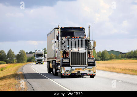 Luopajarvi, Finlandia. Il 8 agosto 2019. Sundance Kid Saloon Kenworth W900 B anno 1987 davanti a un alano rimorchio in convoglio di camion di potenza Show 2019. Foto Stock