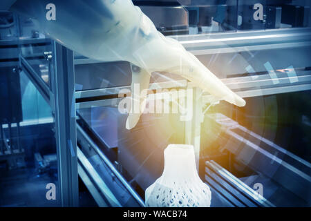 Internet industriale di cose e industria 4.0 concetto. Abstract sfondo blu della tecnologia grafica di automazione e controllo wireless macchina robotica Foto Stock