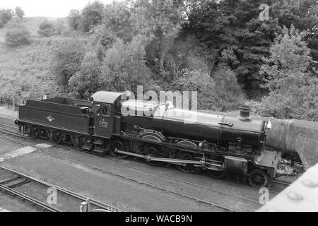 Arley, Bewdley, Worcestershire, Regno Unito, 6/27/2015, Severn Valley Railway scene con treni a vapore e auto d'epoca nelle impostazioni di Ol Foto Stock