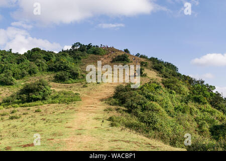Ngong Hills riserva naturale con gli escursionisti a piedi lungo i sentieri escursionistici, Kenya Foto Stock