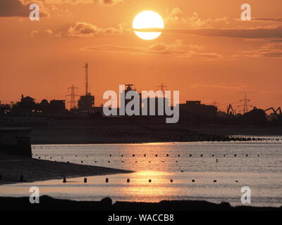 Sheerness, Kent, Regno Unito. 19 Agosto, 2019. Regno Unito Meteo: questa sera al tramonto a Sheerness, Kent. Credito: James Bell/Alamy Live News Foto Stock