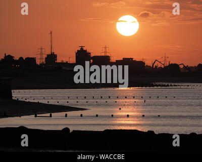 Sheerness, Kent, Regno Unito. 19 Agosto, 2019. Regno Unito Meteo: questa sera al tramonto a Sheerness, Kent. Credito: James Bell/Alamy Live News Foto Stock