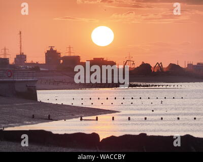 Sheerness, Kent, Regno Unito. 19 Agosto, 2019. Regno Unito Meteo: questa sera al tramonto a Sheerness, Kent. Credito: James Bell/Alamy Live News Foto Stock