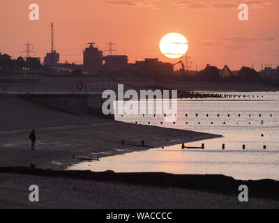 Sheerness, Kent, Regno Unito. 19 Agosto, 2019. Regno Unito Meteo: questa sera al tramonto a Sheerness, Kent. Credito: James Bell/Alamy Live News Foto Stock