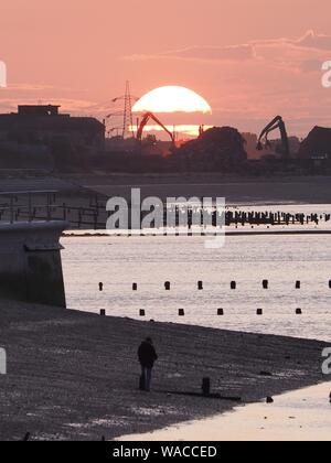 Sheerness, Kent, Regno Unito. 19 Agosto, 2019. Regno Unito Meteo: questa sera al tramonto a Sheerness, Kent. Credito: James Bell/Alamy Live News Foto Stock