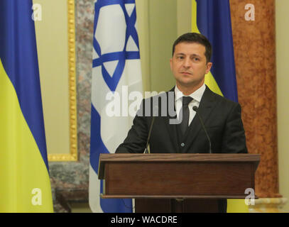 Kiev, Ucraina. 19 Ago, 2019. Presidente dell'ucraina Volodymyr Zelenskyy fa un comunicato stampa dopo la riunione con il Primo ministro di Israele Benjamin Netanyahu (non mostrato) a Kiev, Ucraina, Agosto 19, 2019. Il primo ministro di Israele Benjamin Netanyahu è stata ufficialmente la visita in Ucraina per la prima volta negli ultimi vent'anni. Credito: Sergii Kharchenko/ZUMA filo/Alamy Live News Foto Stock