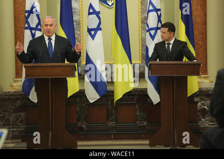 Kiev, Ucraina. 19 Ago, 2019. Presidente dell'ucraina Volodymyr Zelenskyy e il Primo ministro di Israele Benjamin Netanyahu fa un comunicato stampa dopo il loro incontro a Kiev, Ucraina, Agosto 19, 2019. Il primo ministro di Israele Benjamin Netanyahu è stata ufficialmente la visita in Ucraina per la prima volta negli ultimi vent'anni. Credito: Sergii Kharchenko/ZUMA filo/Alamy Live News Foto Stock