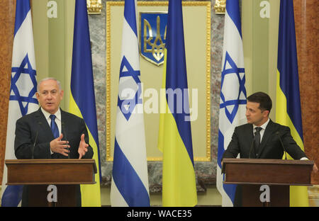 Kiev, Ucraina. 19 Ago, 2019. Presidente dell'ucraina Volodymyr Zelenskyy e il Primo ministro di Israele Benjamin Netanyahu fa un comunicato stampa dopo il loro incontro a Kiev, Ucraina, Agosto 19, 2019. Il primo ministro di Israele Benjamin Netanyahu è stata ufficialmente la visita in Ucraina per la prima volta negli ultimi vent'anni. Credito: Sergii Kharchenko/ZUMA filo/Alamy Live News Foto Stock