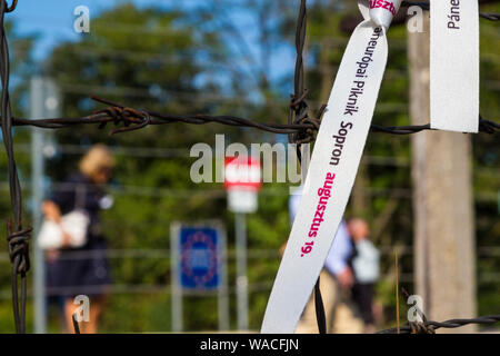 Nastro legato sul filo spinato con la scritta: picnic paneuropeo, Sopron, 19 agosto presso il Memorial Park in Fertorakos, Ungheria Foto Stock