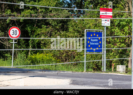 Segni della Repubblica Austriaca visto dalla parte ungherese al picnic paneuropeo Memorial Park di Fertorakos, Ungheria Foto Stock