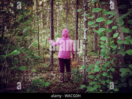 Persona confusa è andato alla raccolta dei funghi e sono andati persi nella foresta, disorientati spaventati e confusi, Nord Europa. Persona persa nel concetto di natura. Foto Stock