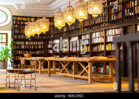 Bella biblioteca del monastero di Corias. Esso ha scaffali pieni di libri e un grande tavolo dove si può studiare. Foto scattata nel luglio 2018 Foto Stock