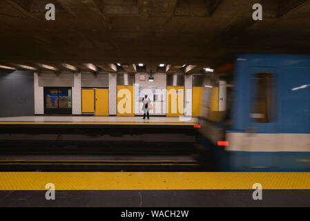 Montreal, Quebec, Canada - Agosto 23, 2016: donna musulmana in attesa da se stessa in corrispondenza della stazione della metropolitana mentre un metro auto è in arrivo Foto Stock