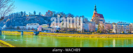 La vista panoramica sull'argine del fiume Salzach con edifici medievali del quartiere Mulln, Salisburgo, Austria Foto Stock