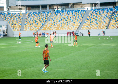 Lviv, Ucraina - 18 agosto 2019: pre-partita sessione di formazione giocatori Shakhtar durante il campionato ucraino match tra Shakhtar Donetsk vs Lviv, Foto Stock