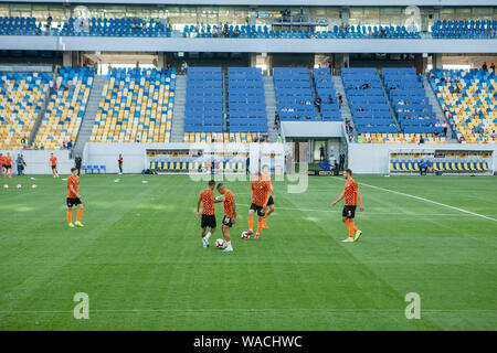 Lviv, Ucraina - 18 agosto 2019: pre-partita sessione di formazione giocatori Shakhtar durante il campionato ucraino match tra Shakhtar Donetsk vs Lviv, Foto Stock