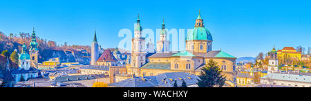 La magnifica vista su Salisburgo medievale con numerosi campanili delle chiese e i tetti delle case residenziali, Austria Foto Stock