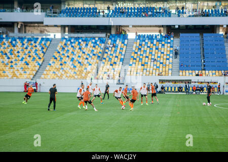 Lviv, Ucraina - 18 agosto 2019: pre-partita sessione di formazione giocatori Shakhtar durante il campionato ucraino match tra Shakhtar Donetsk vs Lviv, Foto Stock