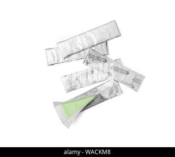 Chisinau in Moldova - Luglio 21, 2019: Doublemint chewing gum realizzati da Wrigley. La gomma da masticare è su sfondo bianco con della carta. Isolato su bianco Foto Stock