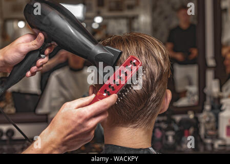 Taglio Donna e lo styling dei capelli in un barbiere. Fotografica rétro Foto Stock