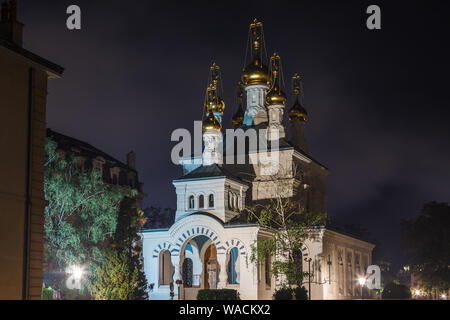 Chiesa russa ortodossa (Eglise Russe) con golden cupole a cipolla a bella notte estiva, Ginevra, Svizzera, Europa Foto Stock