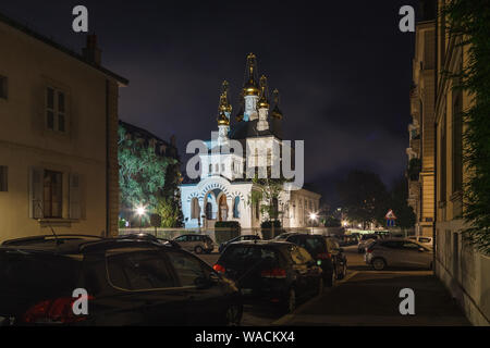 Strada di Ginevra con macchine parcheggiate e Chiesa russa ortodossa (Eglise Russe) con golden cupole a cipolla di notte, Ginevra, Svizzera, Europa Foto Stock