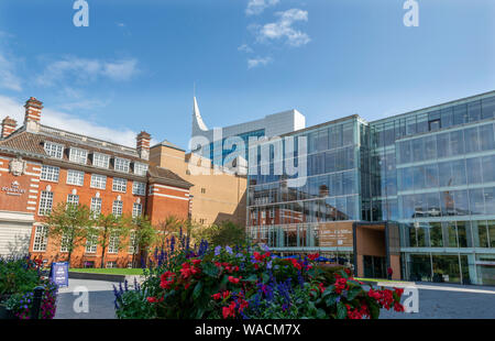 La lettura di scene con il prominente sorprendente nuovo landmark tower building ,lama Abbey Mill House) -grado fornendo uno spazio ufficio in lettura Foto Stock