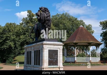 La scultura del Leone di Maiwand sorge nel centro del pubblico Forbury Gardens a Reading, Berkshire, Inghilterra, Regno Unito Foto Stock