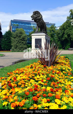 La scultura del Leone di Maiwand sorge nel centro del pubblico Forbury Gardens a Reading, Berkshire, Inghilterra, Regno Unito Foto Stock